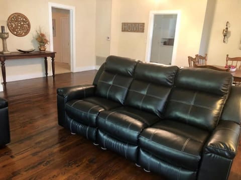 Pine Haus available for Monthly Rentals and Pet-Friendly Casa in New Braunfels