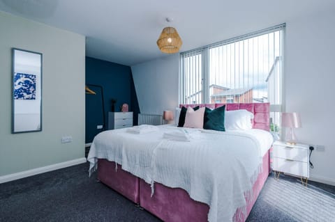 Townhouse 5mins to City Centre and Etihad - Free Secure Parking House in Manchester