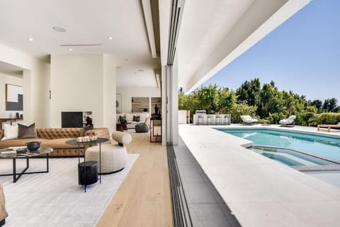 Vista Modern Villa in Hollywood Hills