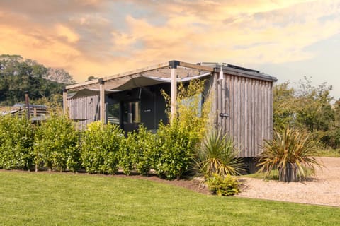 Property building, Garden, Balcony/Terrace, Parking