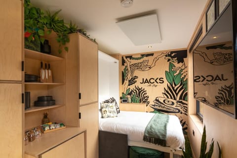 Bed, TV and multimedia, Coffee/tea facilities, Decorative detail