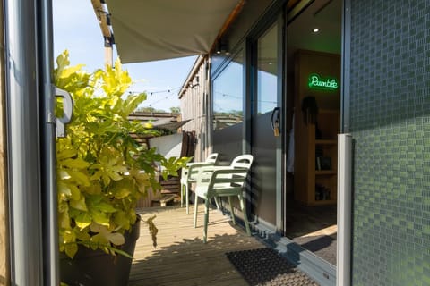 Facade/entrance, Hot Tub, Balcony/Terrace