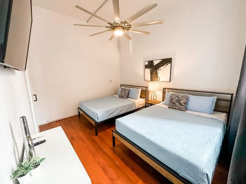 Gaslamp 2bdrm - W Parking & 5 Beds #303 Hotel in Gaslamp Quarter