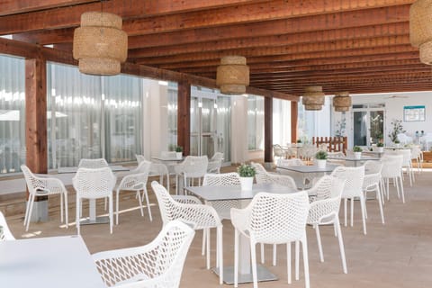 Restaurant/places to eat, Balcony/Terrace, Lounge or bar, Seating area