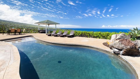 PACIFIC VISTA RETREAT Stunning 5BR Home Overlooking Ocean Privacy and Pool Casa in Holualoa