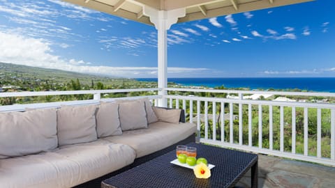PACIFIC VISTA RETREAT Stunning 5BR Home Overlooking Ocean Privacy and Pool House in Holualoa