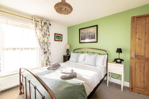 Bed, Photo of the whole room, Decorative detail, Bedroom, towels