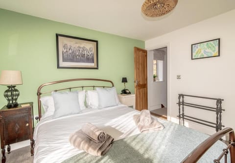 2 BR Stylish Bright Cottage, Pet Friendly - Titchfield Village by Blue Puffin Stays House in Fareham