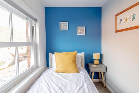 Bed, Photo of the whole room, Decorative detail, Bedroom