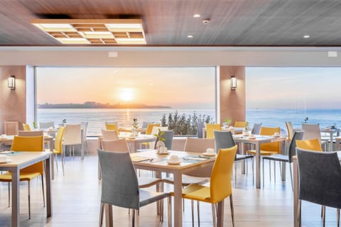 Restaurant/places to eat, Natural landscape, Food and drinks, Decorative detail, Dining area, Food, Sea view, Breakfast, Continental breakfast