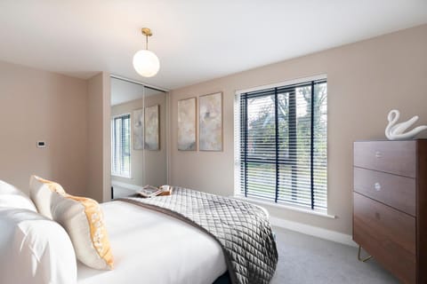 Elliot Oliver - Luxurious Two Bedroom Apartment With Parking Apartment in Gloucester