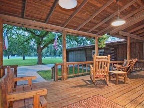 Millrace Lodge 5-Star Rated! 4 Bedrooms! Solar-Heated Pool! Sleeps 8! Walk to Town! House in Wimberley