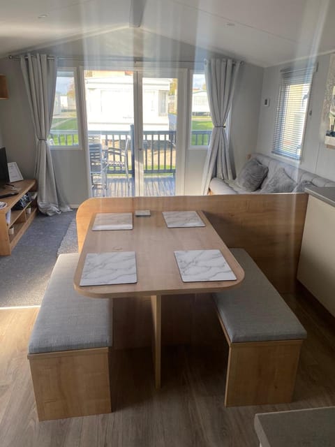 Modern 3 bedroom caravan near the beach Campground/ 
RV Resort in Tendring District