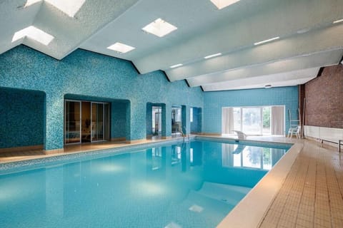 Beautiful 'Mayfield' Villa with private pool! Villa in Salford