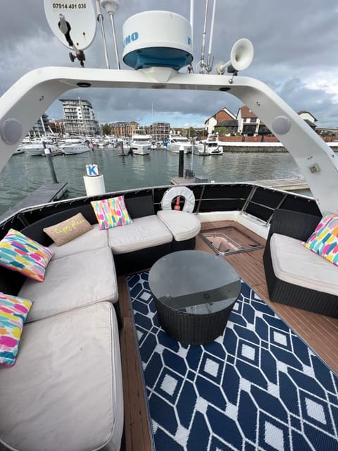 SUPERYACHT ON 5 STAR OCEAN VILLAGE MARINA, SOUTHAMPTON - minutes away from city centre and cruise terminals - free parking included Docked boat in Southampton