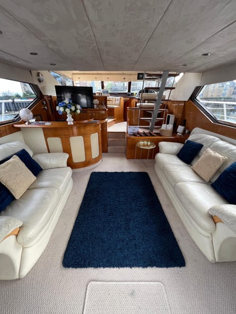 SUPERYACHT ON 5 STAR OCEAN VILLAGE MARINA, SOUTHAMPTON - minutes away from city centre and cruise terminals - free parking included Docked boat in Southampton