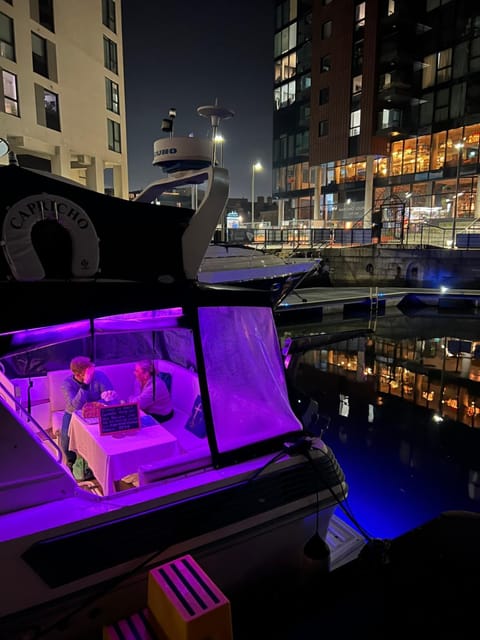 LUXURY 40 FOOT YACHT ON 5 STAR OCEAN VILLAGE MARINA SOUTHAMPTON - minutes away from city centre and cruise terminals - Free parking included - FULLY HEATED FOR WINTER! Docked boat in Southampton