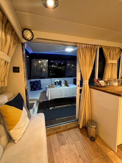 LUXURY 40 FOOT YACHT ON 5 STAR OCEAN VILLAGE MARINA SOUTHAMPTON - minutes away from city centre and cruise terminals - Free parking included - FULLY HEATED FOR WINTER! Docked boat in Southampton