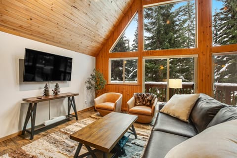 Snoqualmie Summit Chalet House in Snoqualmie Pass