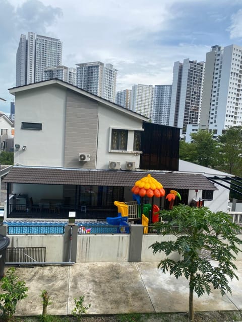 15PAX 3 BR Entrance 2, Kids Swimming Pool, Pool table, BBQ near Spice ARENA, Airport Penang Chalet in Bayan Lepas