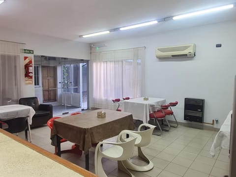 Coffee/tea facilities, Living room, Seating area, Dining area, air conditioner