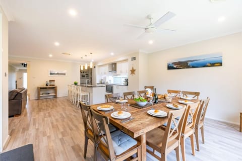 Big Wave At Shoal Bay 8 Achilles St large home with ducted air con Wi Fi and Linen House in Shoal Bay