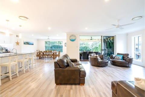 Big Wave At Shoal Bay 8 Achilles St large home with ducted air con Wi Fi and Linen Haus in Shoal Bay
