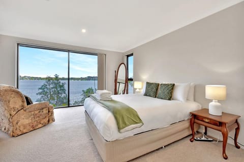 Lakeview Oasis with Panoramic Waterfront Views at Fishing Point House in Lake Macquarie