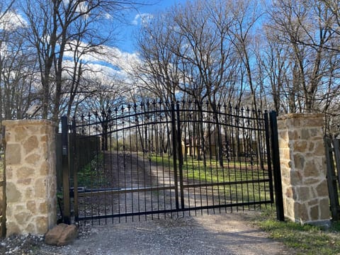 Beautiful lakefront house in private woods House in Lake Tawakoni