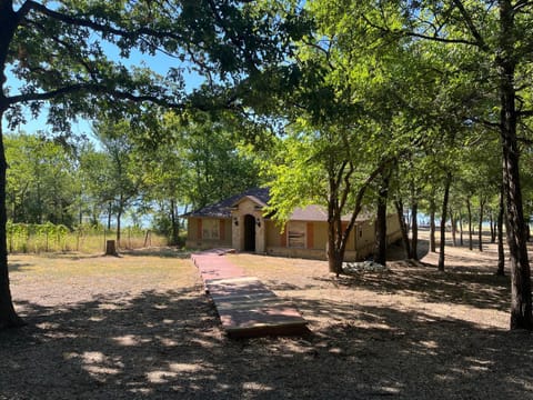 Beautiful lakefront house in private woods House in Lake Tawakoni