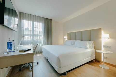 Bed, TV and multimedia, Bedroom