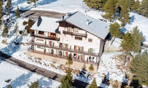 Property building, Day, Natural landscape, Bird's eye view, Winter, Mountain view