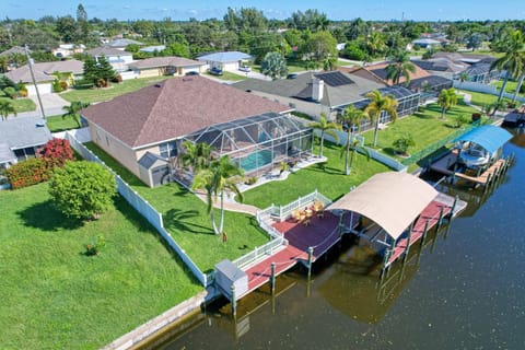 Property building, Day, Neighbourhood, Natural landscape, Bird's eye view, Fishing, Pool view, Swimming pool