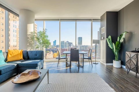 3BR Luxury Glass Apartment With Views Pool & Gym Apartment in South Loop