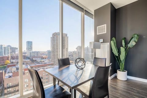 3BR Luxury Glass Apartment With Views Pool & Gym Apartment in South Loop