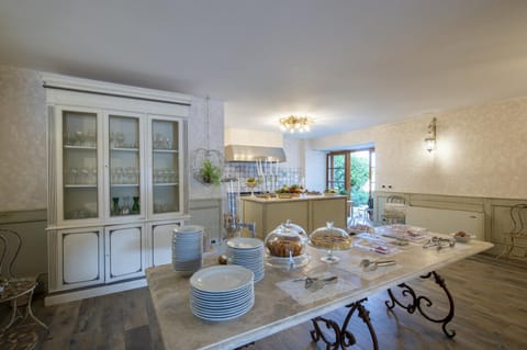 Kitchen or kitchenette, Food and drinks, Dining area