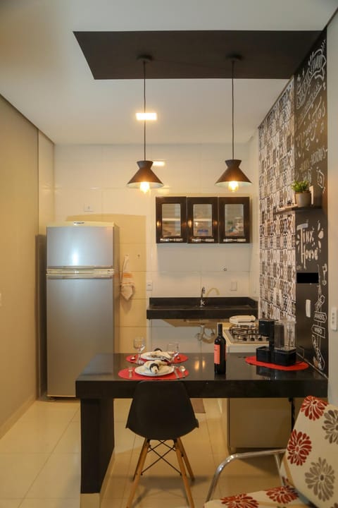 Coffee/tea facilities, Kitchen or kitchenette, Dining area, minibar, stove