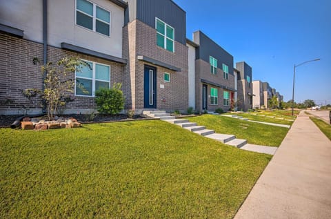 College Station Townhome with Furnished Patio! House in College Station