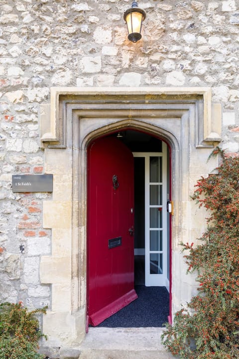 Cloisters Cottage House in Chichester