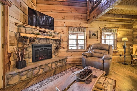 Stunning Creekside Cosby Cabin with Deck and Fire Pit! House in Cosby