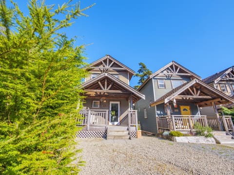 The Perch Modern 2 Bed Cabin with Patio and Hot Tub House in Ucluelet