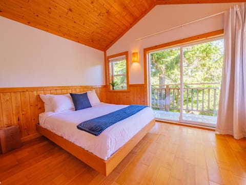 The Perch Modern 2 Bed Cabin with Patio and Hot Tub House in Ucluelet