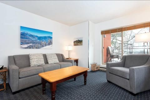 Ski In/Out 2 Bedroom CONDO w/ pool, jacuzzi, parking Apartment in Whistler