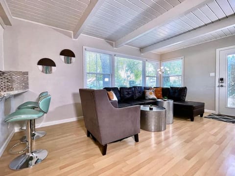 Uniquely styled home minutes to Downtown Sac! Casa in West Sacramento