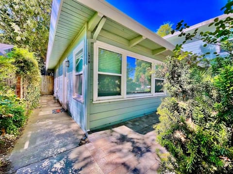 Uniquely styled home minutes to Downtown Sac! Haus in West Sacramento