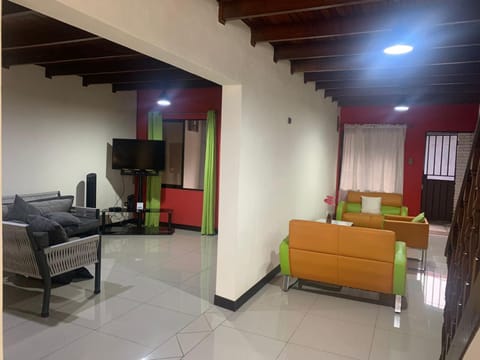 Alojamiento entero 1 km Juan Santamaría Airport Appartamento in Alajuela