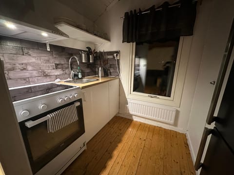 Kitchen or kitchenette, pet friendly, stove