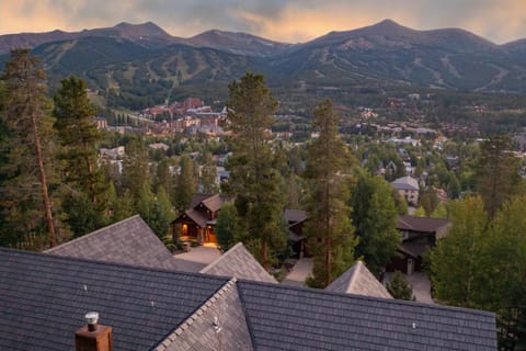 Walking distance to downtown Breck, Stunning ski resort panorama, hot tub, foosball, arcade machine! House in Breckenridge