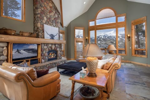 Walking distance to downtown Breck, Stunning ski resort panorama, hot tub, foosball, arcade machine! House in Breckenridge