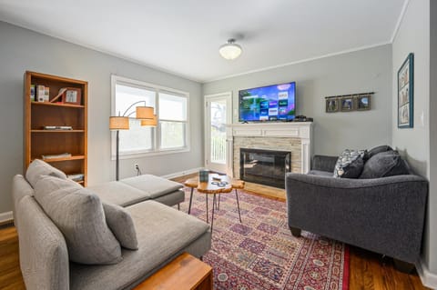 Plan A Trip To Georgia Aquarium In This Comfy 3BR Maison in Hapeville